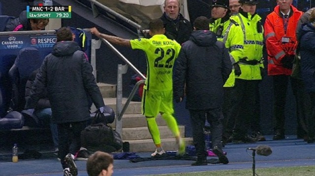 VIDEO: Dani Alves tức giận đá vỡ chai nước khi bị thay ra